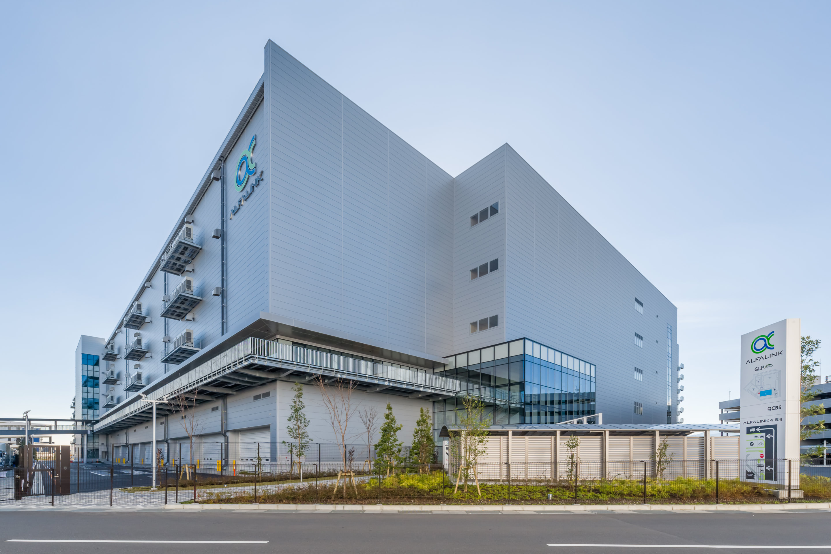 Amazon、国内最大のロボット化センターを新設 約3000台の移動ロボット