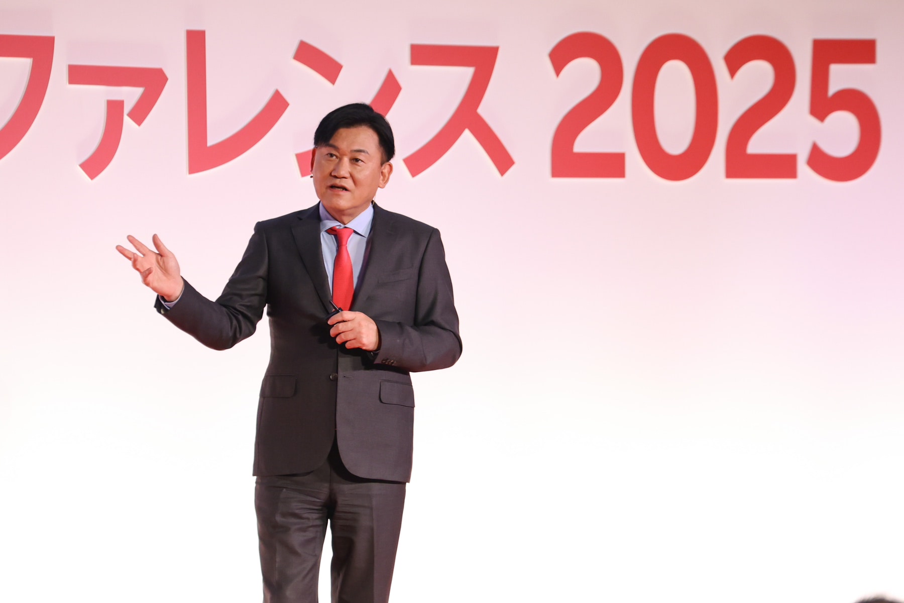 楽天新春カンファ2025】三木谷社長『No AI,No Future』宣言 「AI