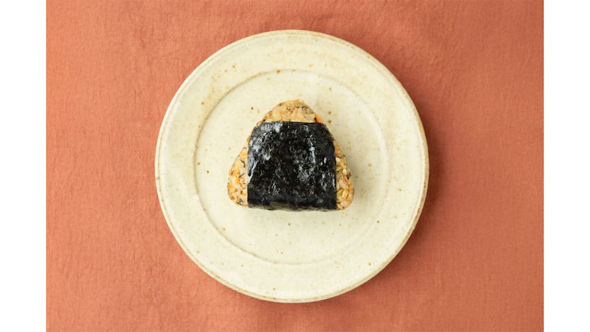 オルビス、完全食おにぎりブランド「COCOMOGU」の新商品発表 鮭と野沢