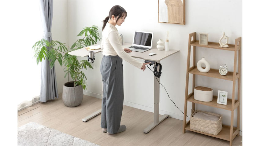タンスのゲン、手軽な価格帯の「電動昇降デスク」発売 スタンディング