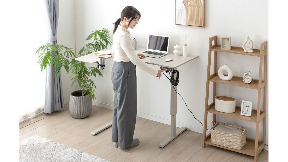 タンスのゲン、手軽な価格帯の「電動昇降デスク」発売 スタンディング