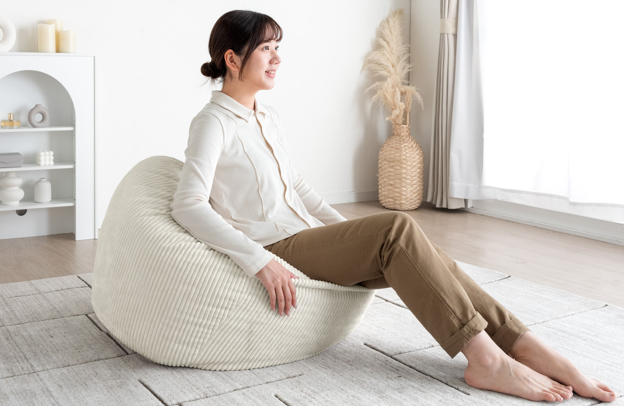 タンスのゲン、全身を受け止める超特大の「ビーズ×ウレタン