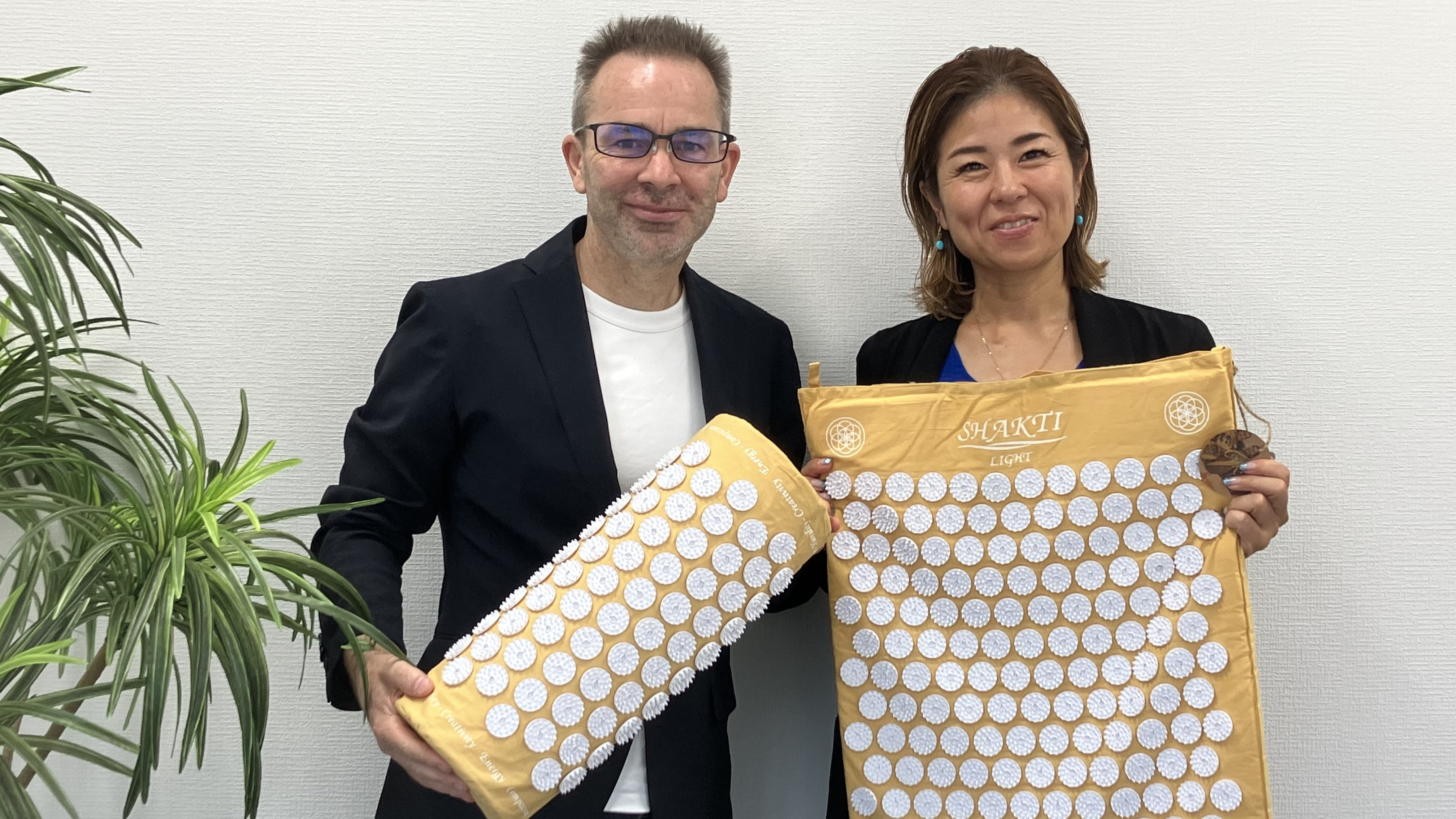 シャクティ・ジャパン、指圧と鍼のマットが売上13倍に 芸能人や美容家