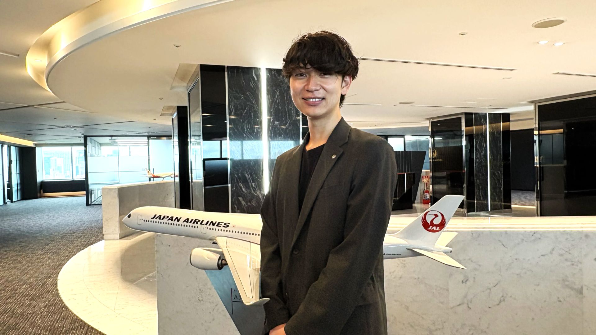日本航空、YouTubeの人気チャンネルを物販に活用 CA考案トラベルバッグ
