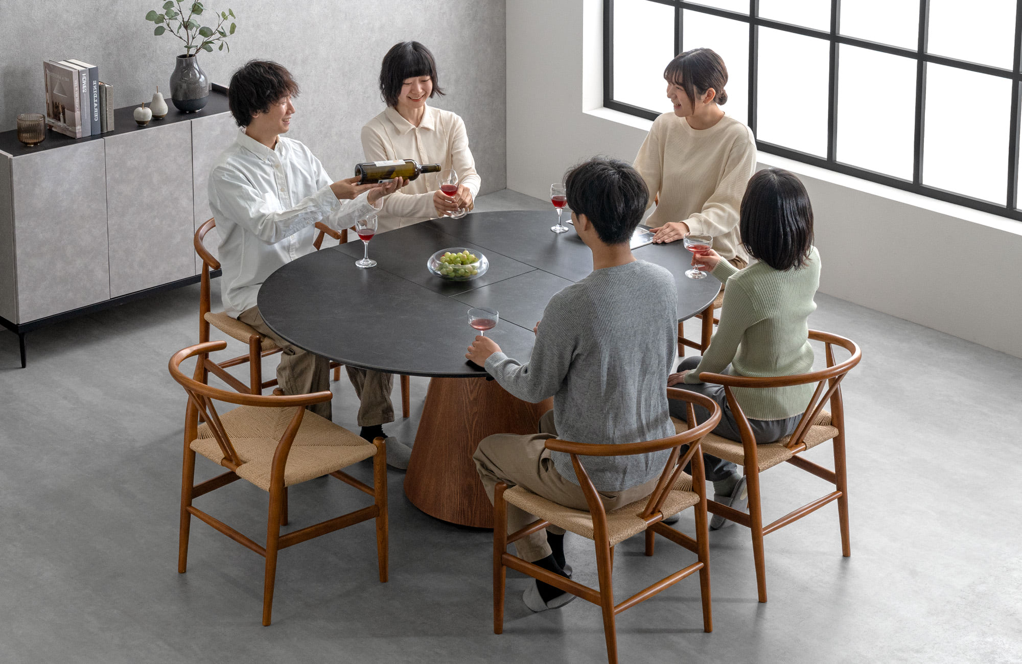 タンスのゲン、普段使いから来客まで対応する「円形伸長ダイニング